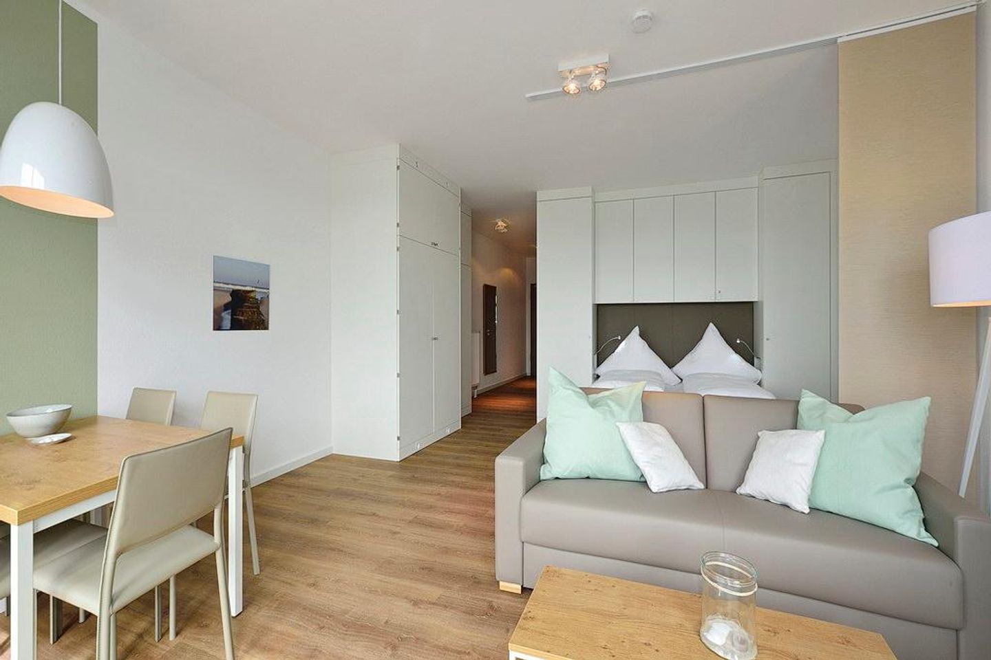 Aparthotel Anna Düne Aparthotel Anna Düne 1-15 Wangerooge - Wohn/ Essbereich mit Couch und Esstisch