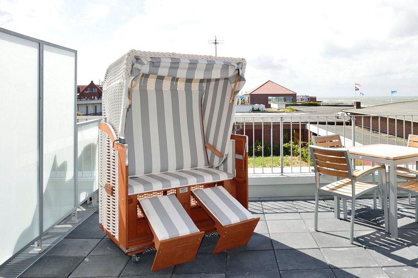 Aparthotel Anna Düne Aparthotel Anna Düne 1-15 Wangerooge - Balkon mit Strandkorb