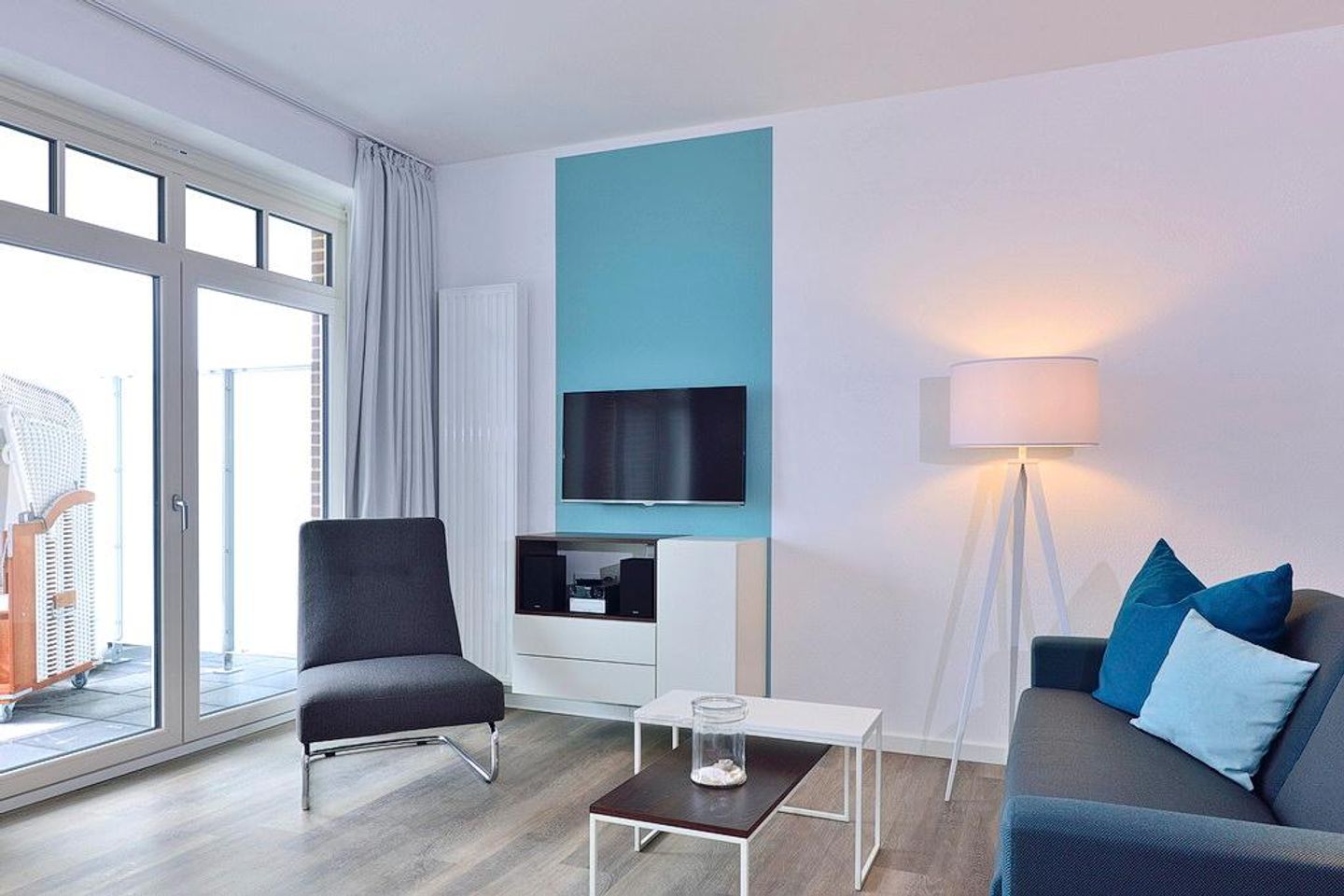 Aparthotel Anna Düne Aparthotel Anna Düne 1-16 Wangerooge - Wohn/ Essbereich mit Couch, Sessel und Fernseher