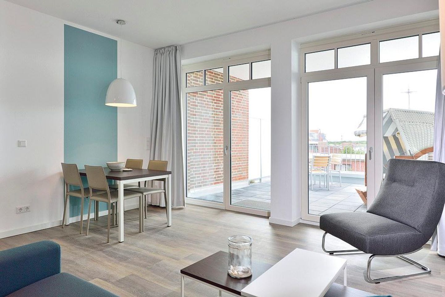 Aparthotel Anna Düne Aparthotel Anna Düne 1-16 Wangerooge - Wohn/ Essbereich mit Sessel  und Esstisch