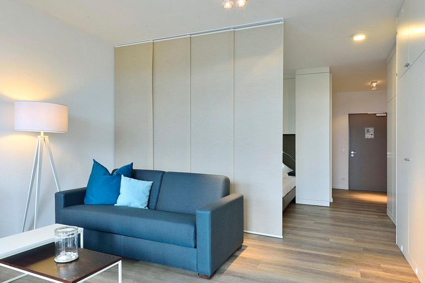 Aparthotel Anna Düne Aparthotel Anna Düne 1-16 Wangerooge - Wohn/ Essbereich mit Couch und Tisch