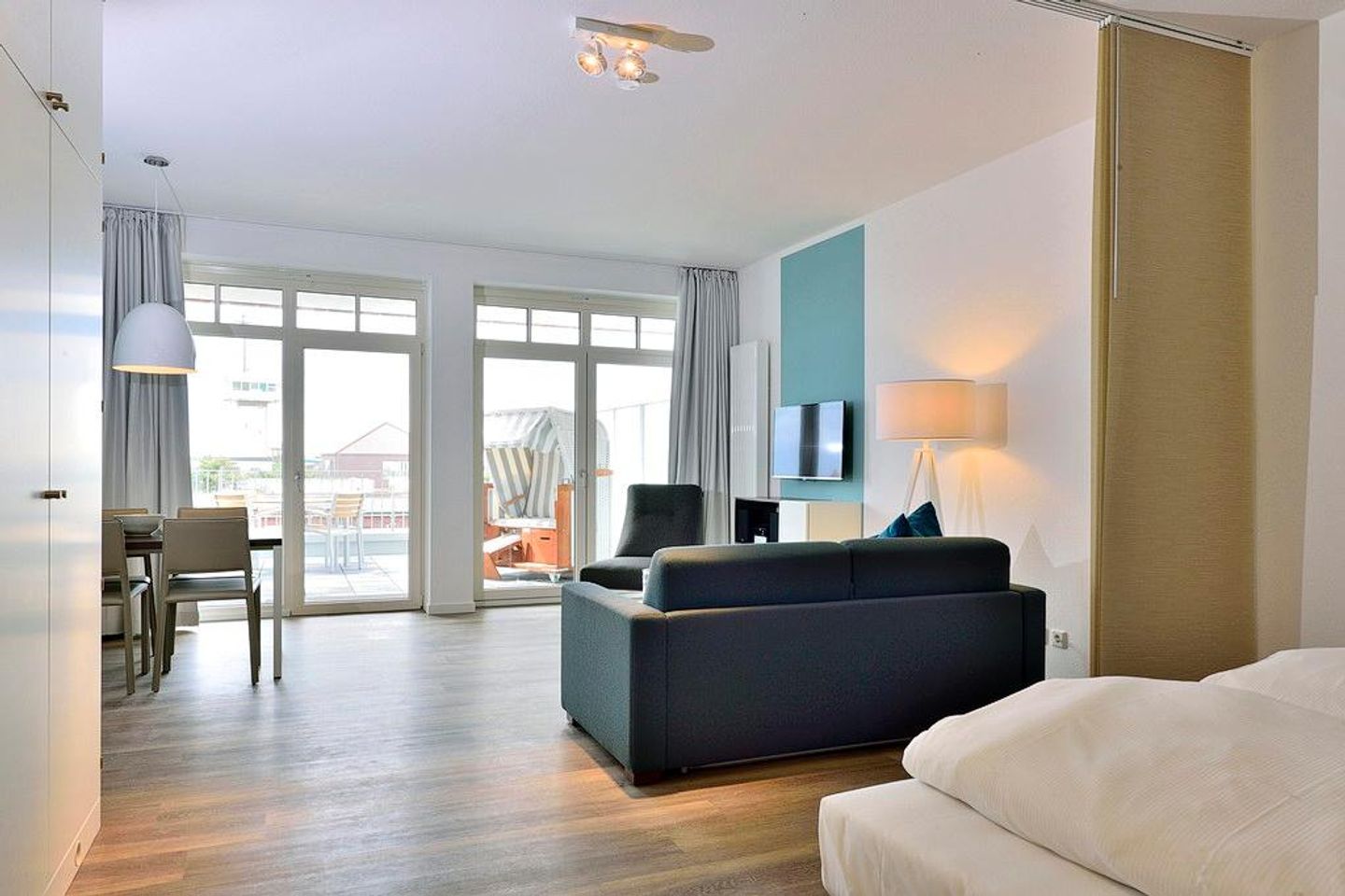 Aparthotel Anna Düne Aparthotel Anna Düne 1-16 Wangerooge - Wohn/ Essbereich mit Couch