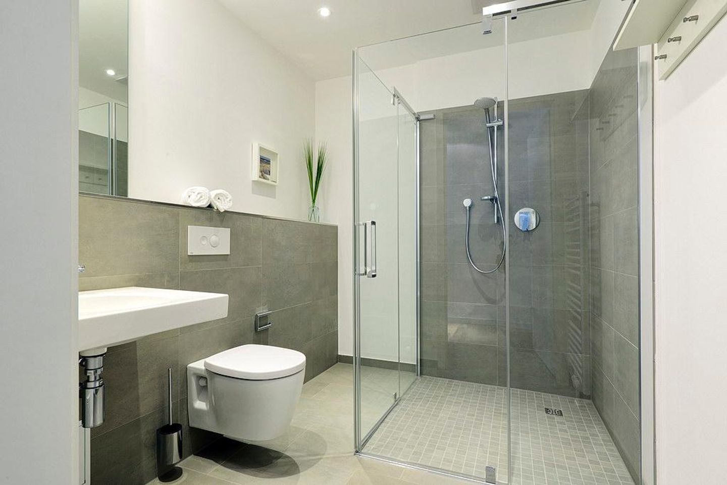 Aparthotel Anna Düne Aparthotel Anna Düne 1-16 Wangerooge - Badezimmer mit Dusche, WC und Waschtisch