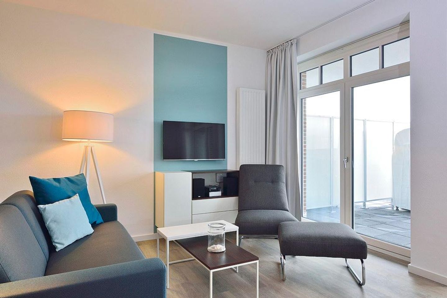 Aparthotel Anna Düne Aparthotel Anna Düne 1-17 Wangerooge - Wohn/ Essbereich mit Couch, Tisch und Fernseher