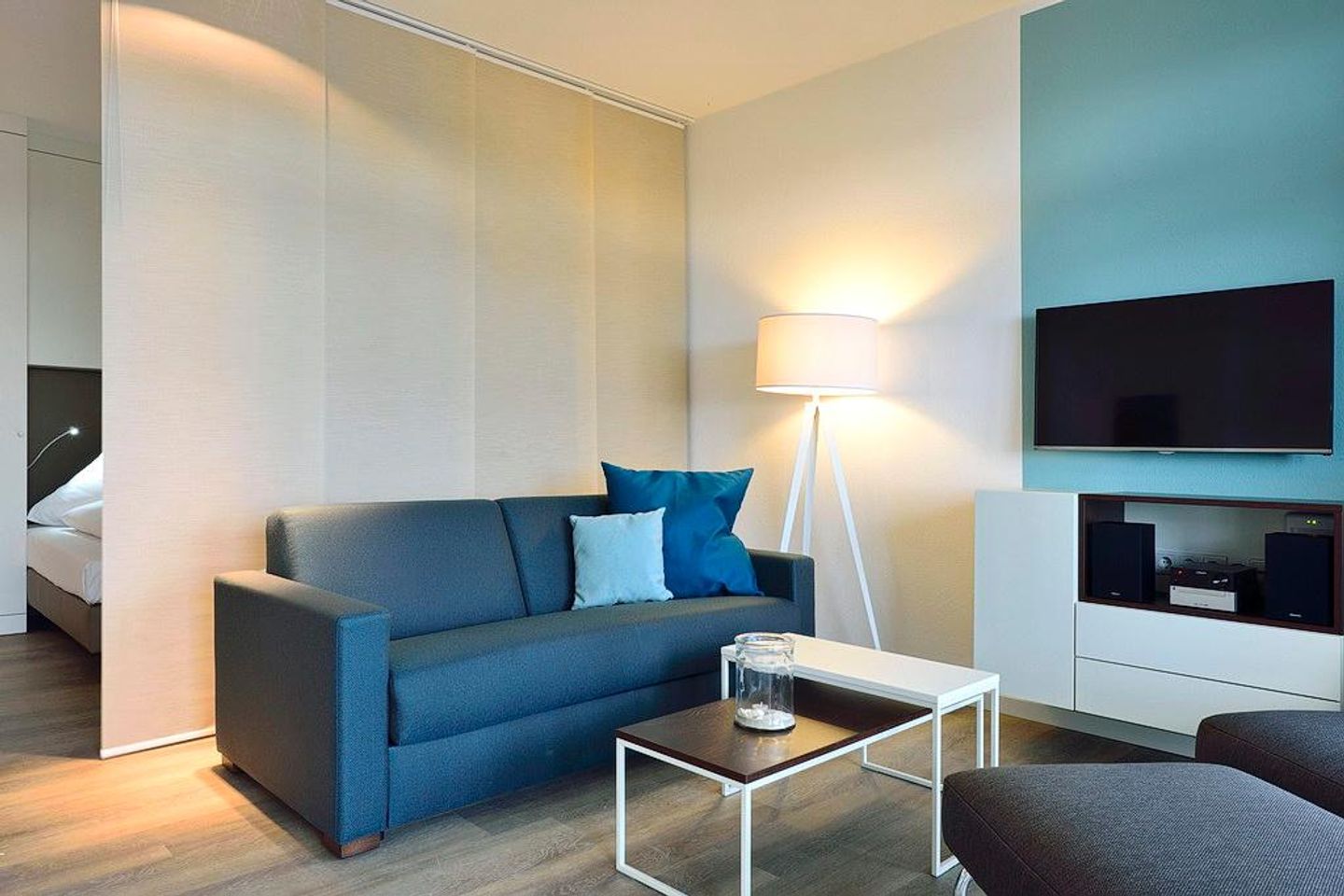 Aparthotel Anna Düne Aparthotel Anna Düne 1-17 Wangerooge - Wohn/ Essbereich mit Couch, Tisch und Fernseher