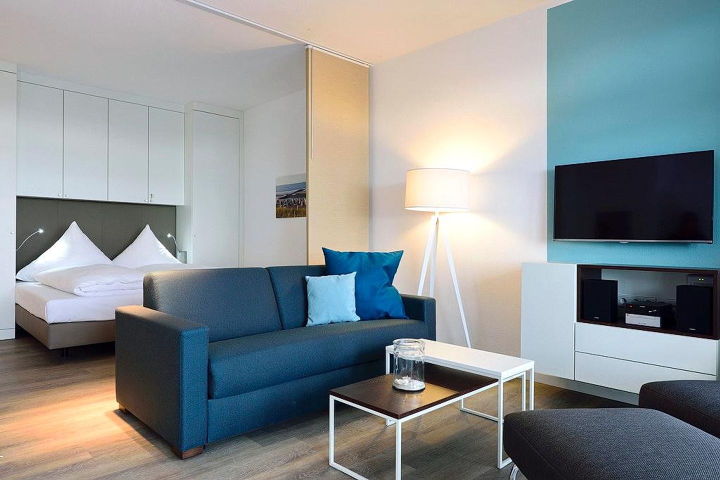 Aparthotel Anna Düne Aparthotel Anna Düne 1-17 Wangerooge - Wohn/ Essbereich mit Couch, Tisch und Fernseher