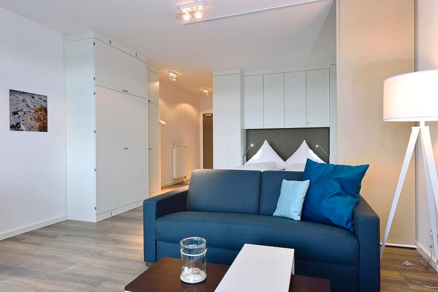 Aparthotel Anna Düne Aparthotel Anna Düne 1-17 Wangerooge - Wohn/ Essbereich mit Couch