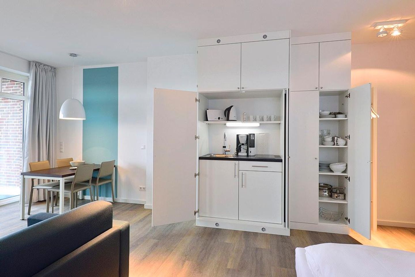 Aparthotel Anna Düne Aparthotel Anna Düne 1-17 Wangerooge - Wohn/ Essbereich mit Küchenzeile