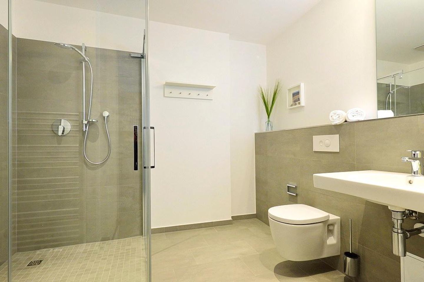 Aparthotel Anna Düne Aparthotel Anna Düne 1-17 Wangerooge - Badezimmer mit Dusche, WC und Waschtisch