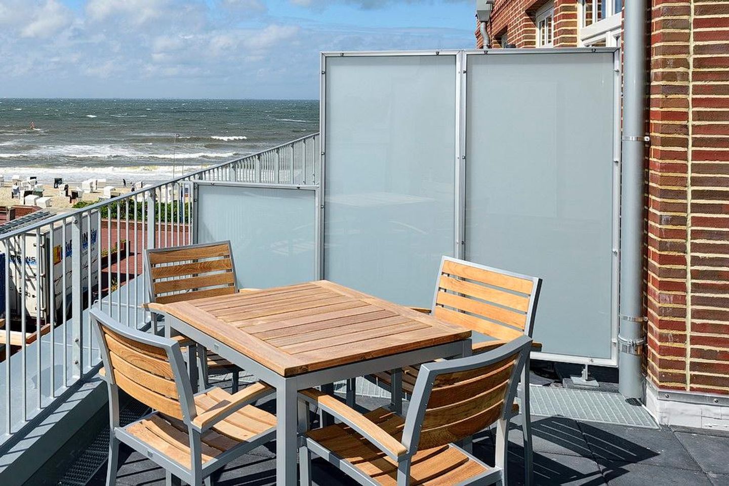 Aparthotel Anna Düne Aparthotel Anna Düne 1-17 Wangerooge - Balkon mit Sitzmöbel