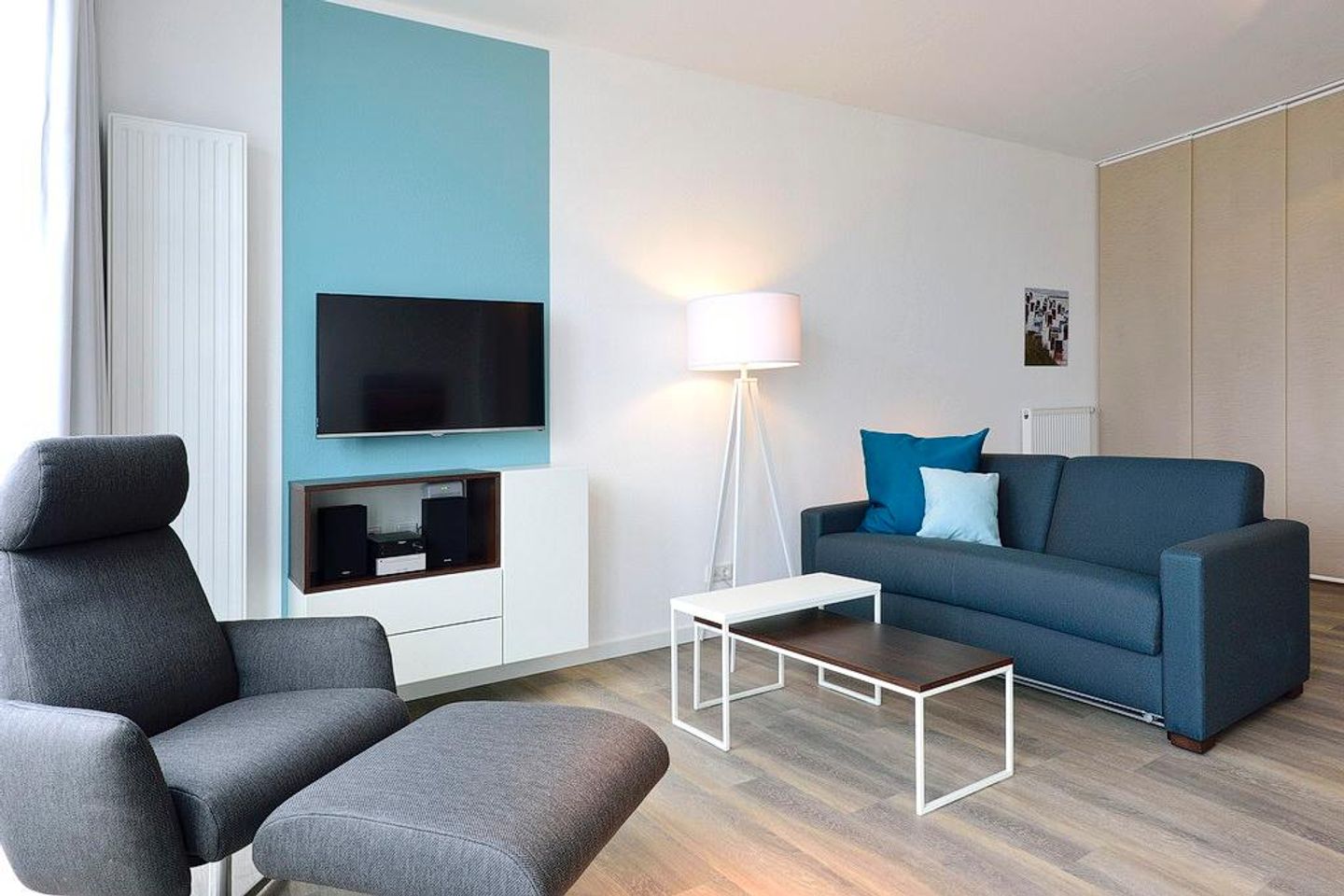 Aparthotel Anna Düne Aparthotel Anna Düne 1-19 Wangerooge - Wohn/ Essbereich mit Couch, Sessel und Fernseher