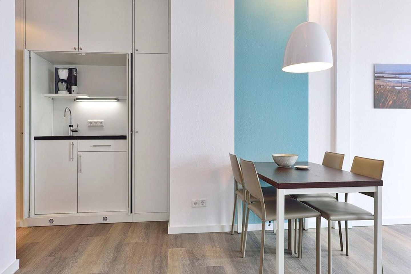 Aparthotel Anna Düne Aparthotel Anna Düne 1-19 Wangerooge - Wohn/ Essbereich mit Küchenzeile und Esstisch