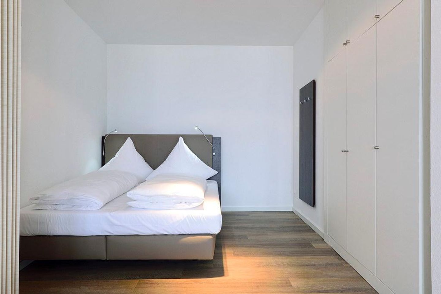 Aparthotel Anna Düne Aparthotel Anna Düne 1-19 Wangerooge - Schlafzimmer mit Doppelbett im Wohnbereich