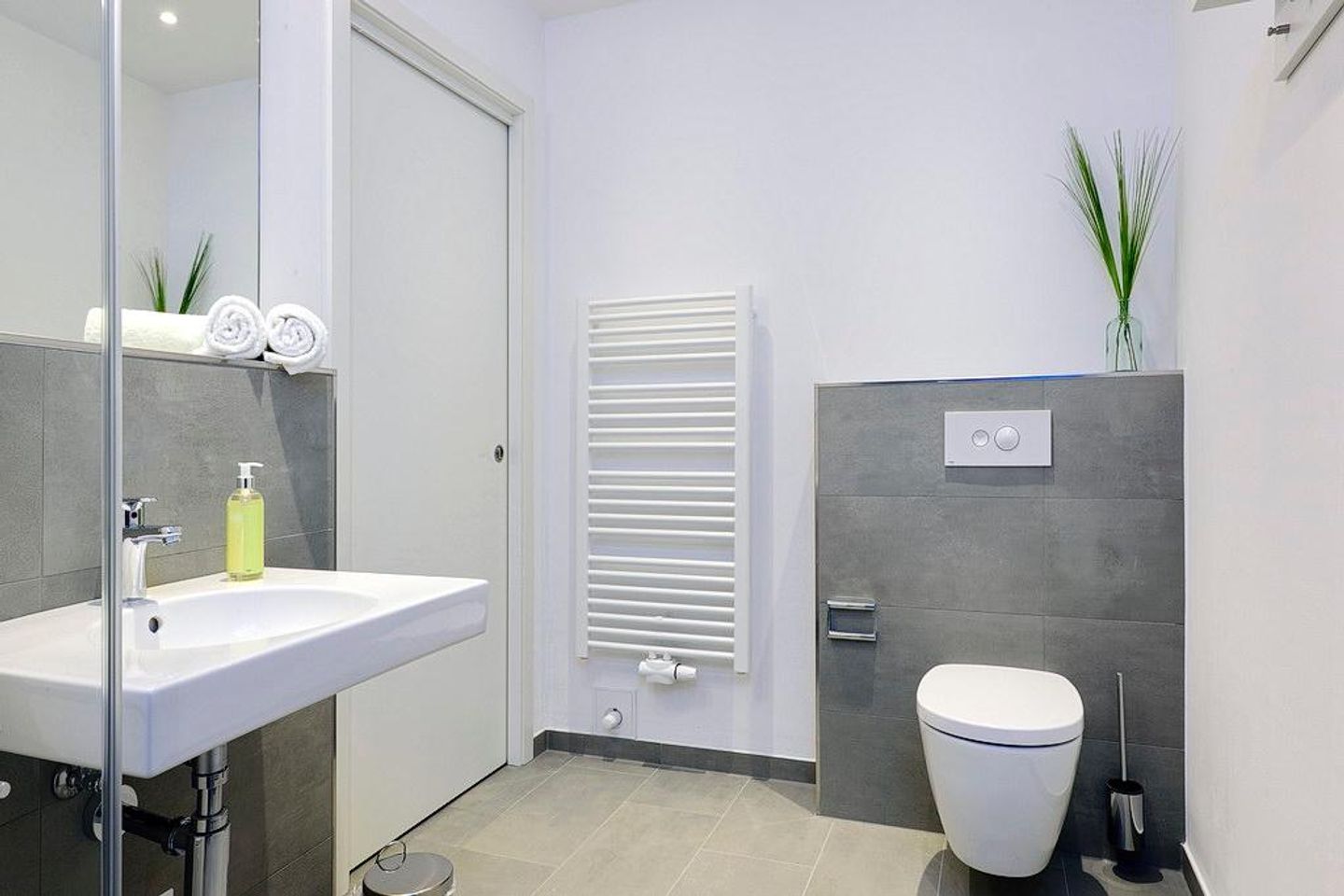 Aparthotel Anna Düne Aparthotel Anna Düne 1-19 Wangerooge - Badezimmer mit WC und Waschtisch