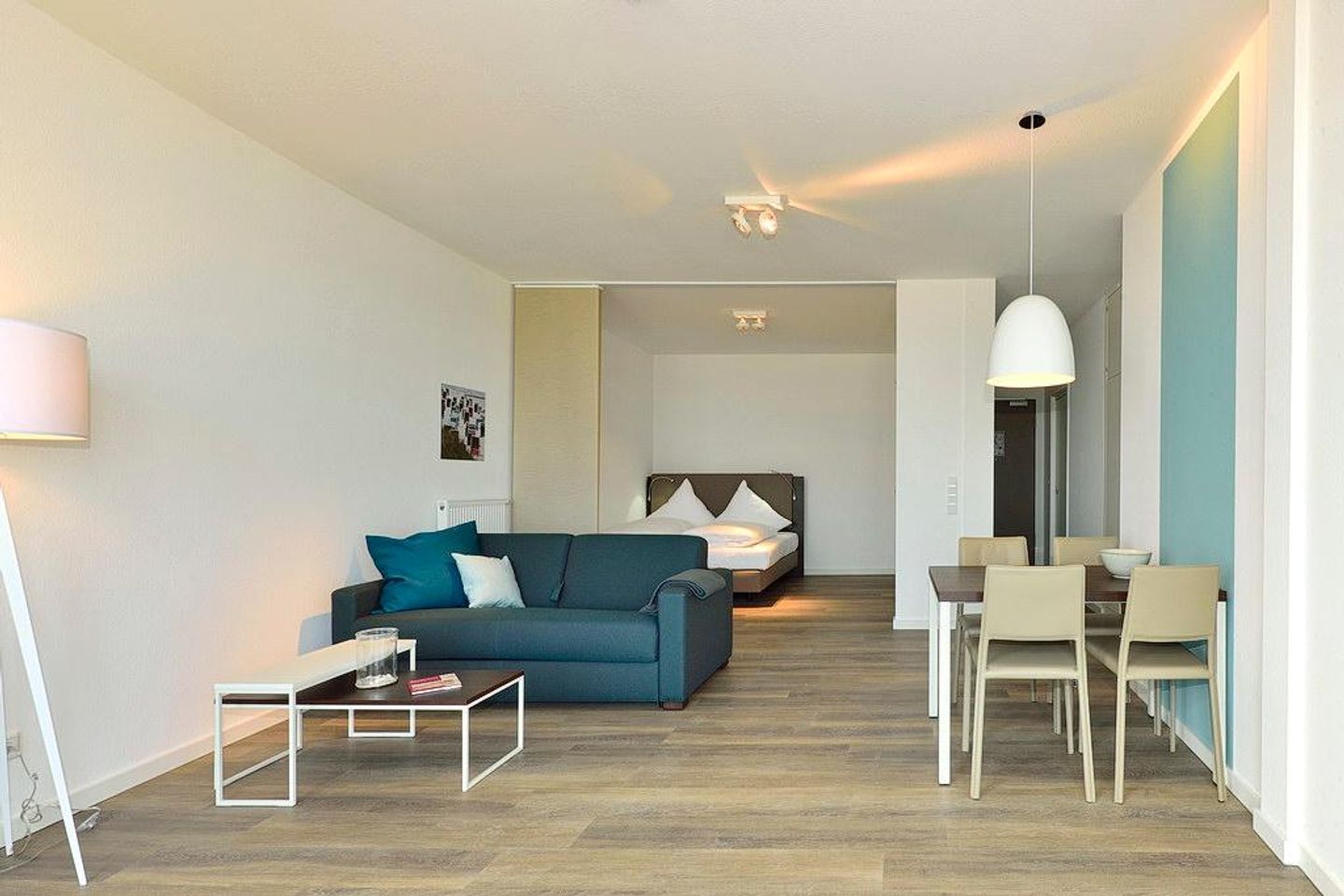 Aparthotel Anna Düne Aparthotel Anna Düne 1-19 Wangerooge - Wohn/ Essbereich mit Couch und Esstisch