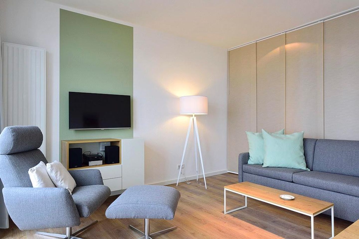 Aparthotel Anna Düne Aparthotel Anna Düne 1-20 Wangerooge - Wohn/ Essbereich mit Couch, Tisch und Fernseher