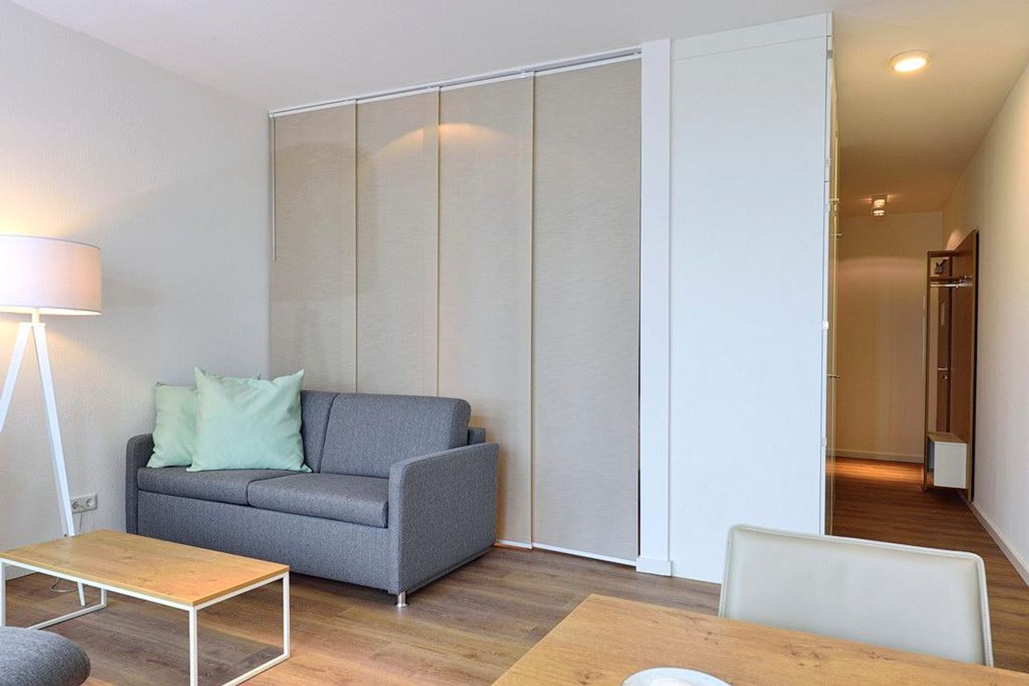 Aparthotel Anna Düne Aparthotel Anna Düne 1-20 Wangerooge - Wohn/ Essbereich mit Couch und Tisch