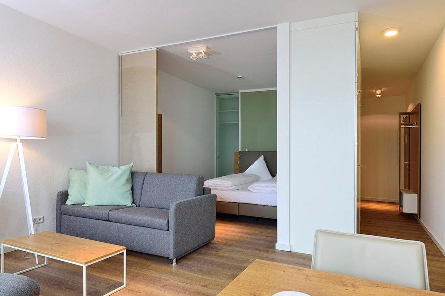 Aparthotel Anna Düne Aparthotel Anna Düne 1-20 Wangerooge - Wohn/ Essbereich mit Couch