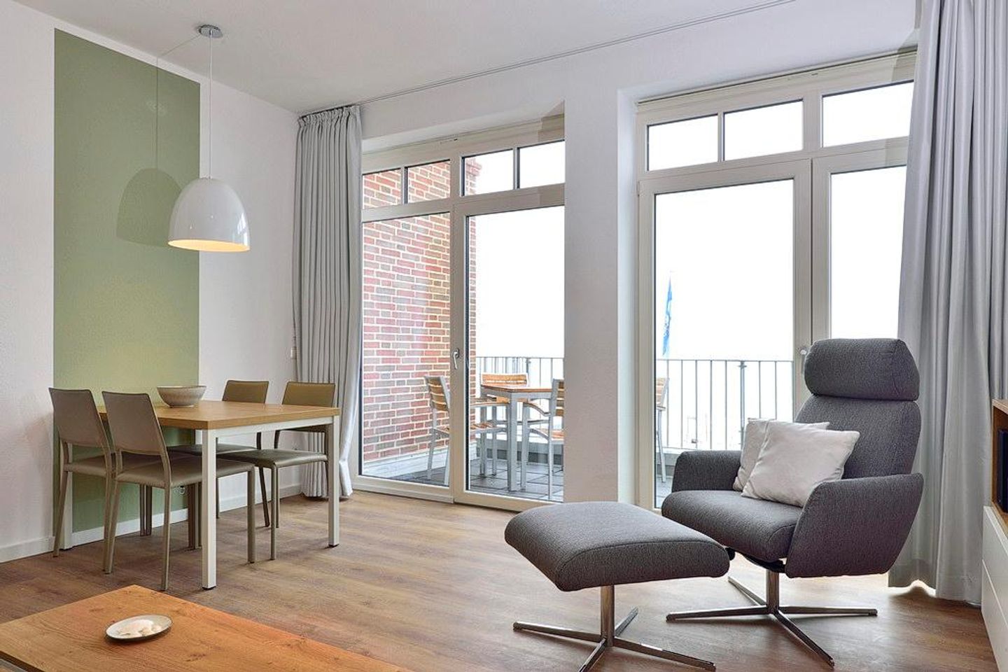 Aparthotel Anna Düne Aparthotel Anna Düne 1-20 Wangerooge - Wohn/ Essbereich mit Sessel und Esstisch