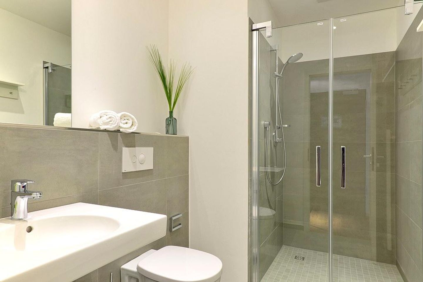 Aparthotel Anna Düne Aparthotel Anna Düne 1-20 Wangerooge - Badezimmer mit Dusche, WC und Waschtisch