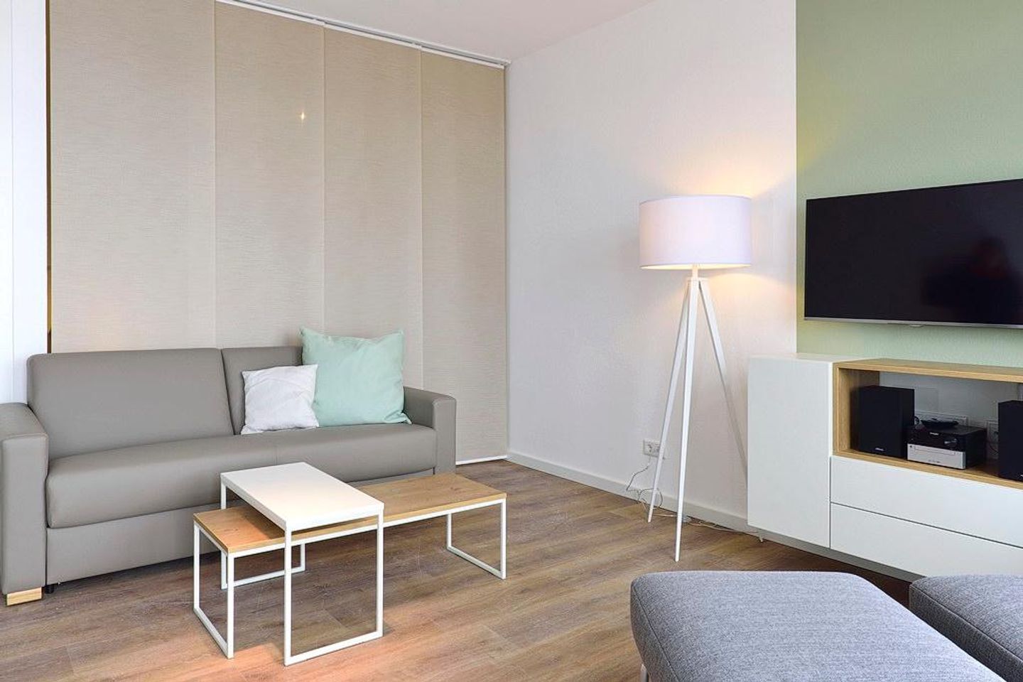 Aparthotel Anna Düne Aparthotel Anna Düne 1-21 Wangerooge - Wohn/ Essbereich mit Couch und Tisch