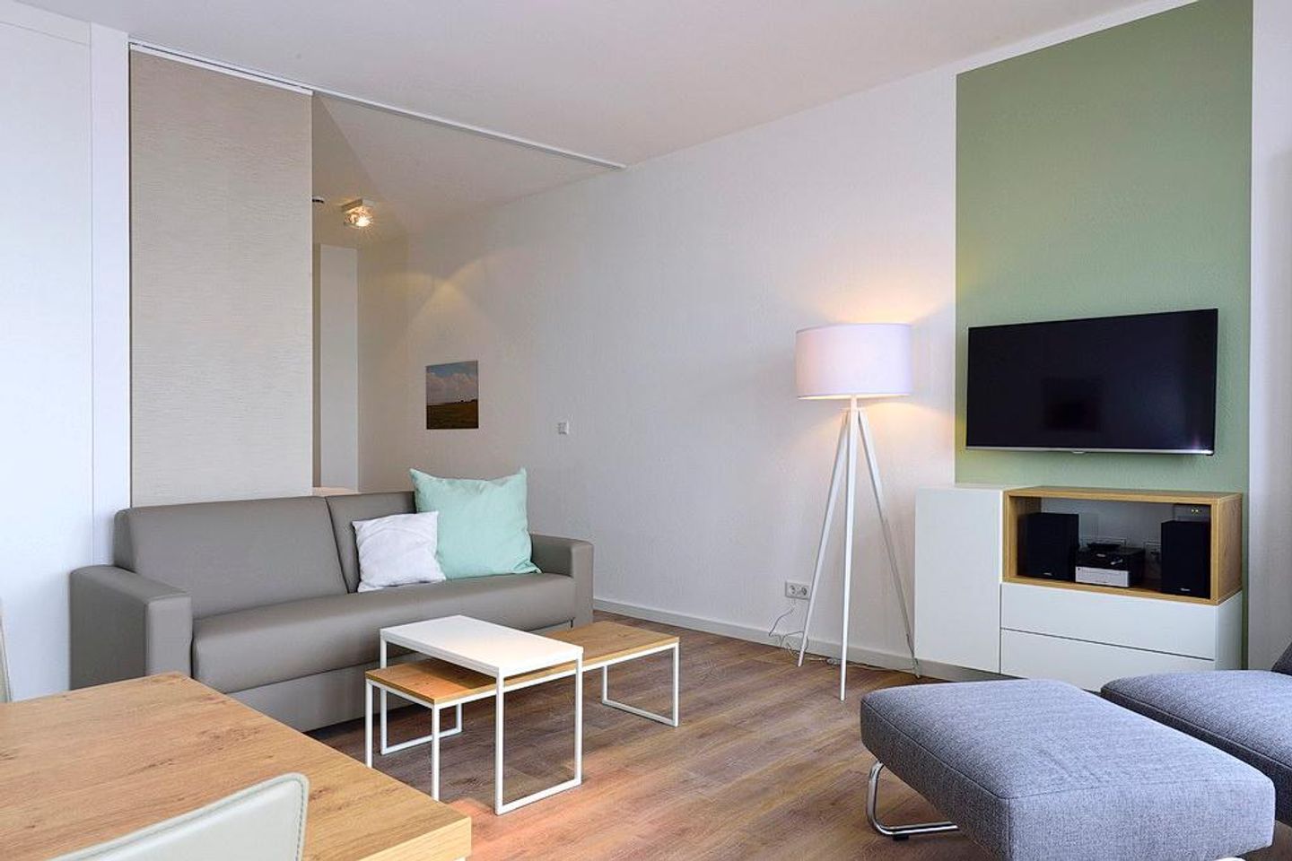 Aparthotel Anna Düne Aparthotel Anna Düne 1-21 Wangerooge - Wohn/ Essbereich mit Fernseher