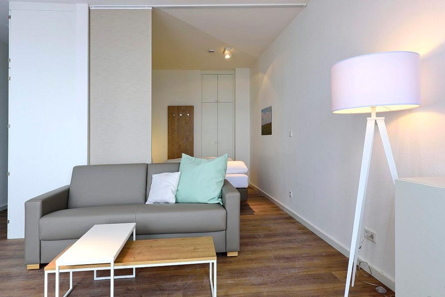 Aparthotel Anna Düne Aparthotel Anna Düne 1-21 Wangerooge - Wohn/ Essbereich mit Couch und Tisch