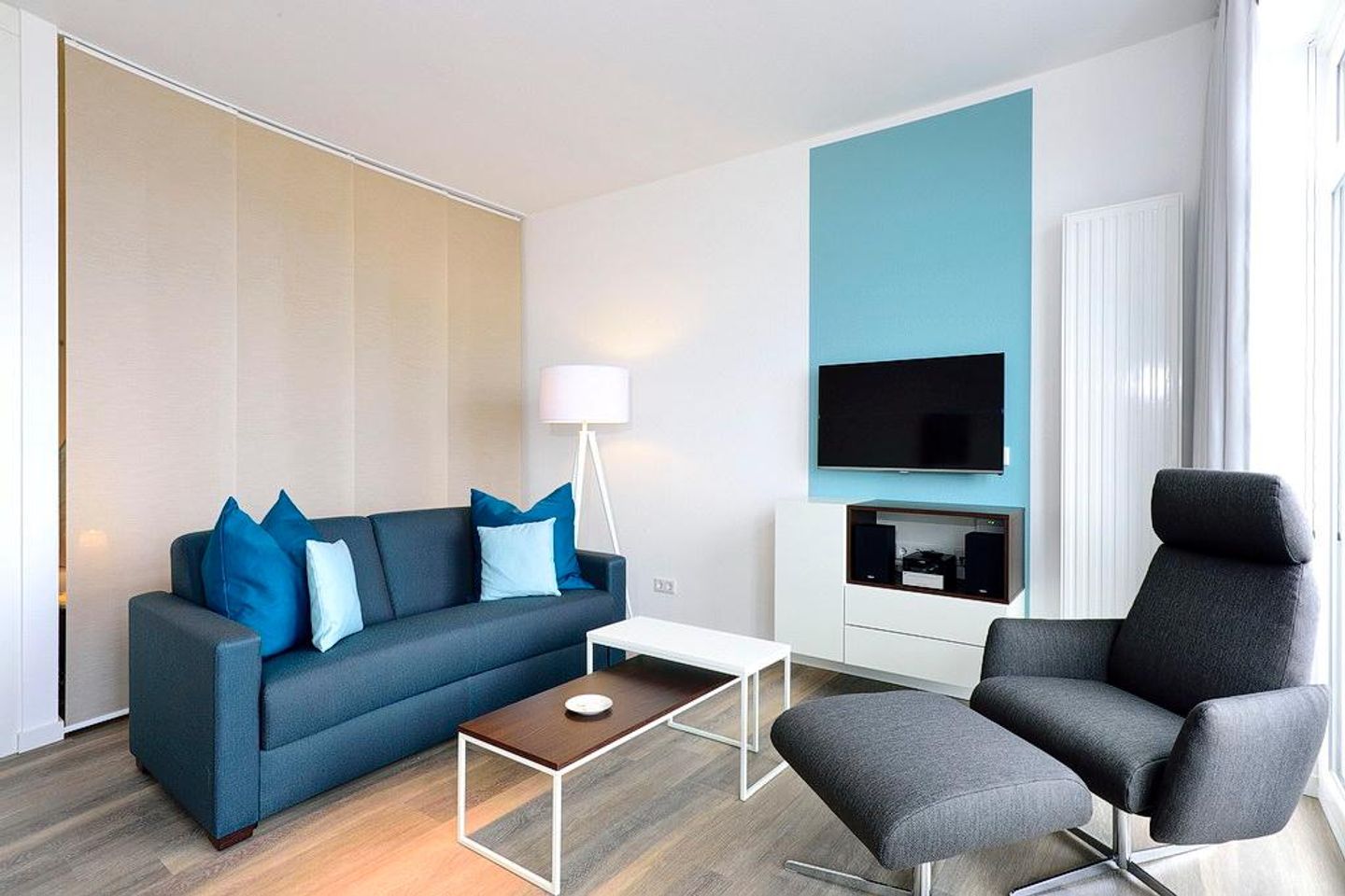 Aparthotel Anna Düne Aparthotel Anna Düne 1-22 Wangerooge - Wohn/ Essbereich mit Couch, Tisch und Fernseher