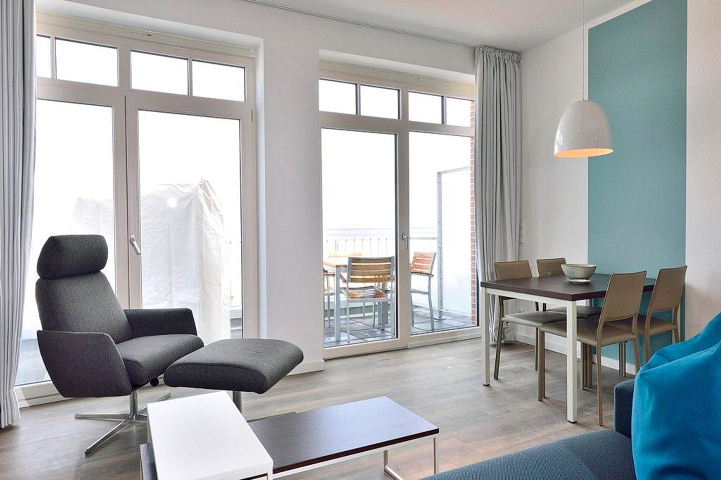 Aparthotel Anna Düne Aparthotel Anna Düne 1-22 Wangerooge - Wohn/ Essbereich mit Sessel