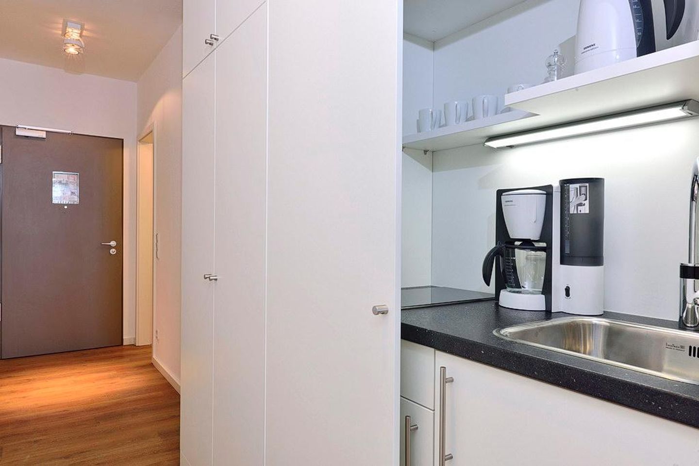 Aparthotel Anna Düne Aparthotel Anna Düne 1-22 Wangerooge - Wohn/ Essbereich mit Küchenzeile