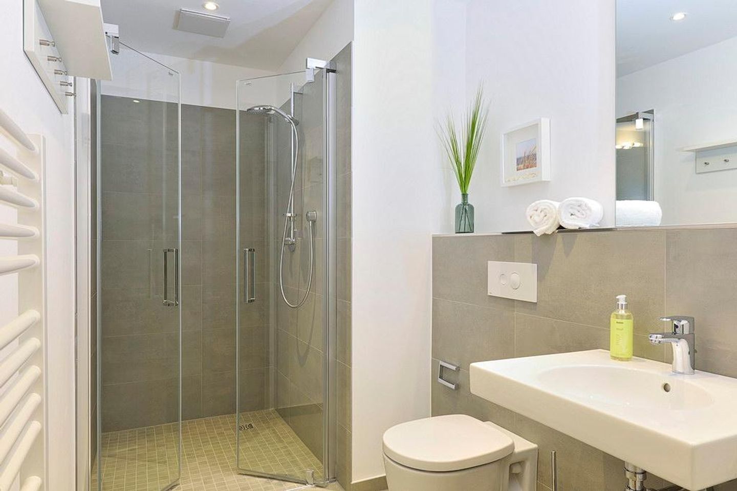 Aparthotel Anna Düne Aparthotel Anna Düne 1-22 Wangerooge - Badezimmer mit Dusche, WC und Waschtisch