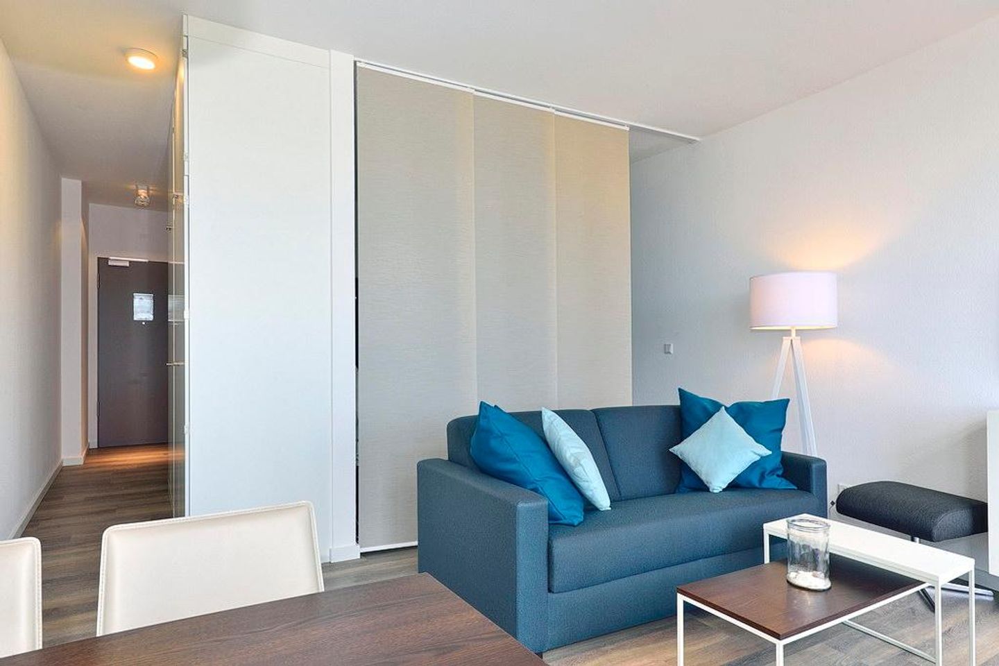 Aparthotel Anna Düne Aparthotel Anna Düne 1-22 Wangerooge - Wohn/ Essbereich mit Couch und Tisch