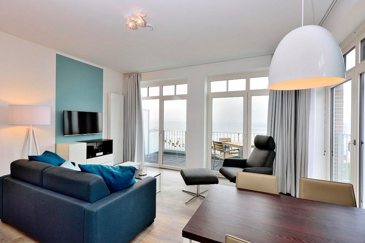 Aparthotel Anna Düne Aparthotel Anna Düne 1-24 Wangerooge - Wohn/ Essbereich mit Couch, Fernseher und Esstisch