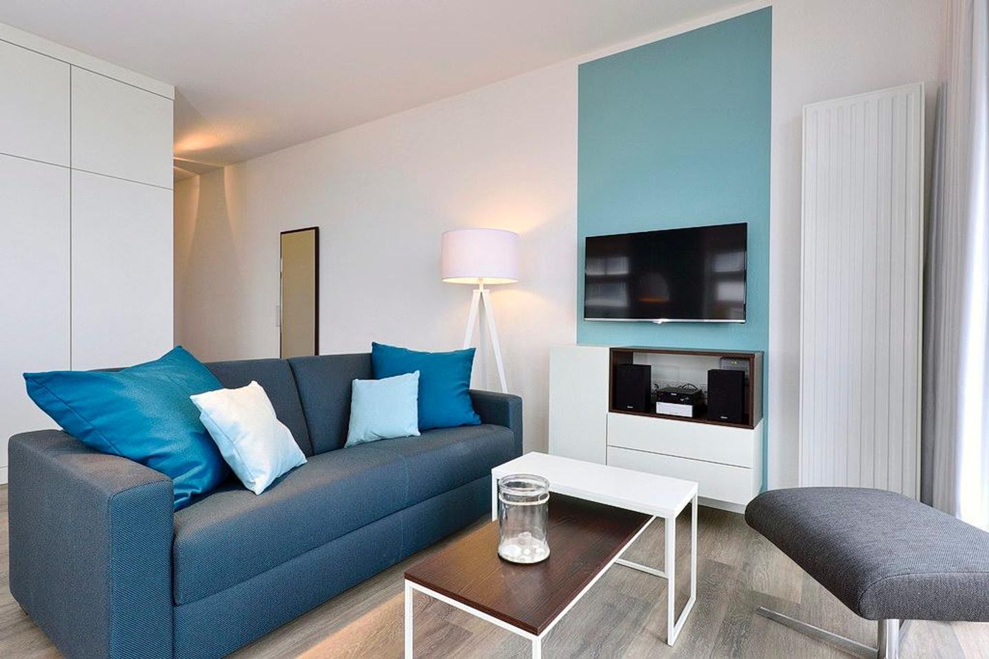 Aparthotel Anna Düne Aparthotel Anna Düne 1-24 Wangerooge - Wohn/ Essbereich mit Couch, Sessel und Fernseher