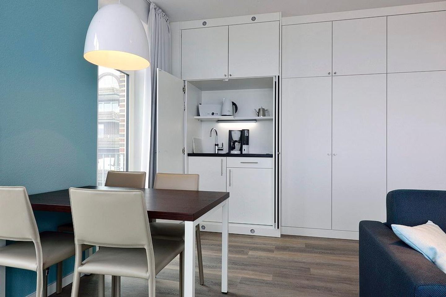 Aparthotel Anna Düne Aparthotel Anna Düne 1-24 Wangerooge - Wohn/ Essbereich mit Küchenzeile und Esstisch