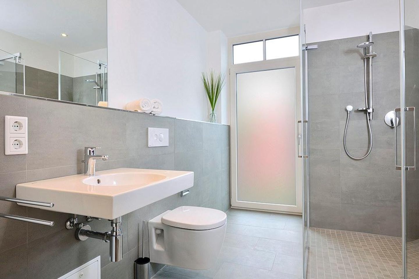 Aparthotel Anna Düne Aparthotel Anna Düne 1-24 Wangerooge - Badezimmer mit Dusche, WC und Waschtisch