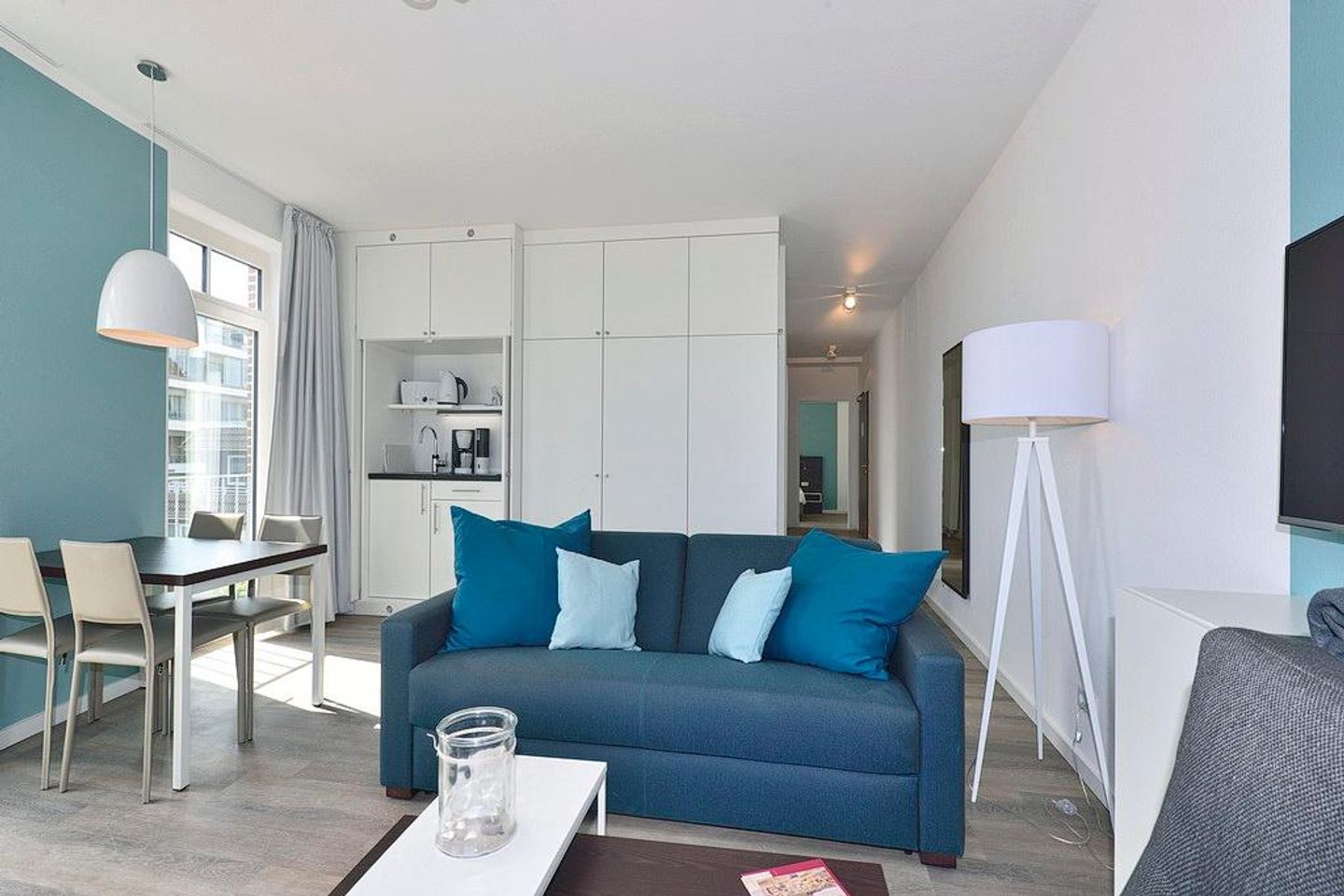 Aparthotel Anna Düne Aparthotel Anna Düne 1-24 Wangerooge - Wohn/ Essbereich mit Couch und Esstisch