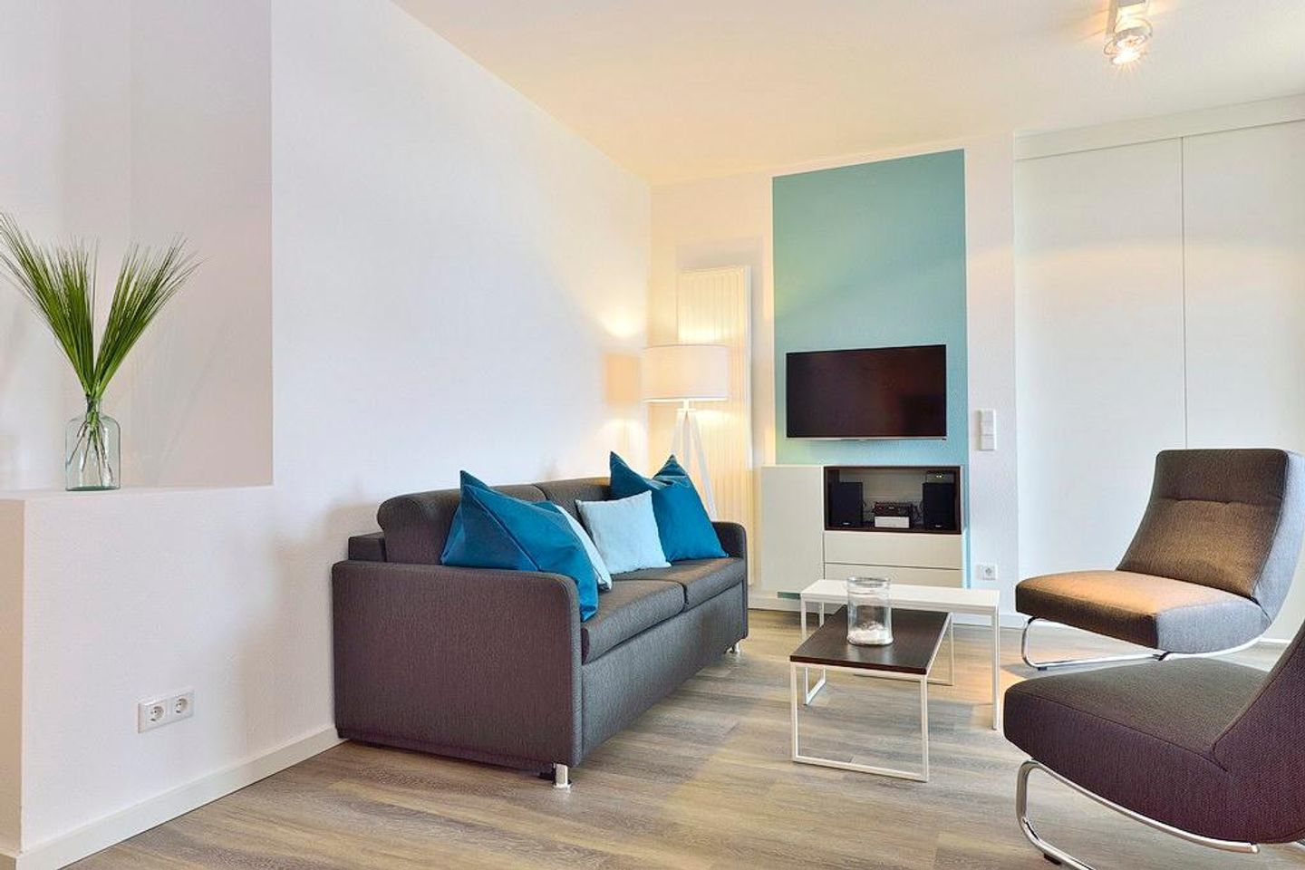 Aparthotel Anna Düne Aparthotel Anna Düne 1-25 Wangerooge - Wohn/ Essbereich mit Couch und Fernseher