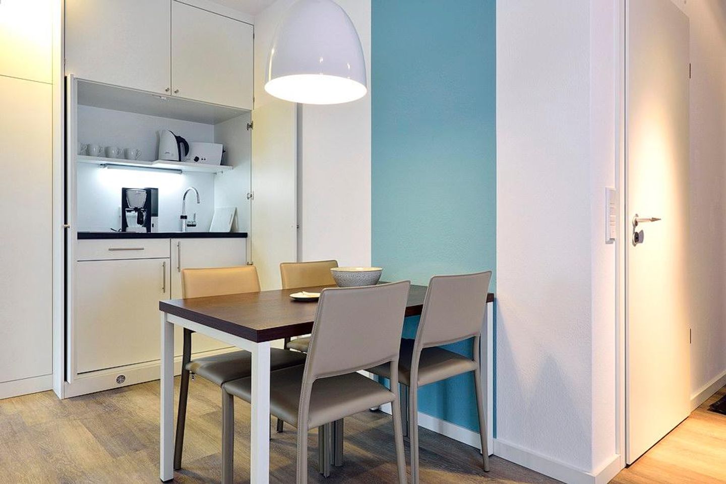 Aparthotel Anna Düne Aparthotel Anna Düne 1-25 Wangerooge - Wohn/ Essbereich mit Küchenzeile und Esstisch