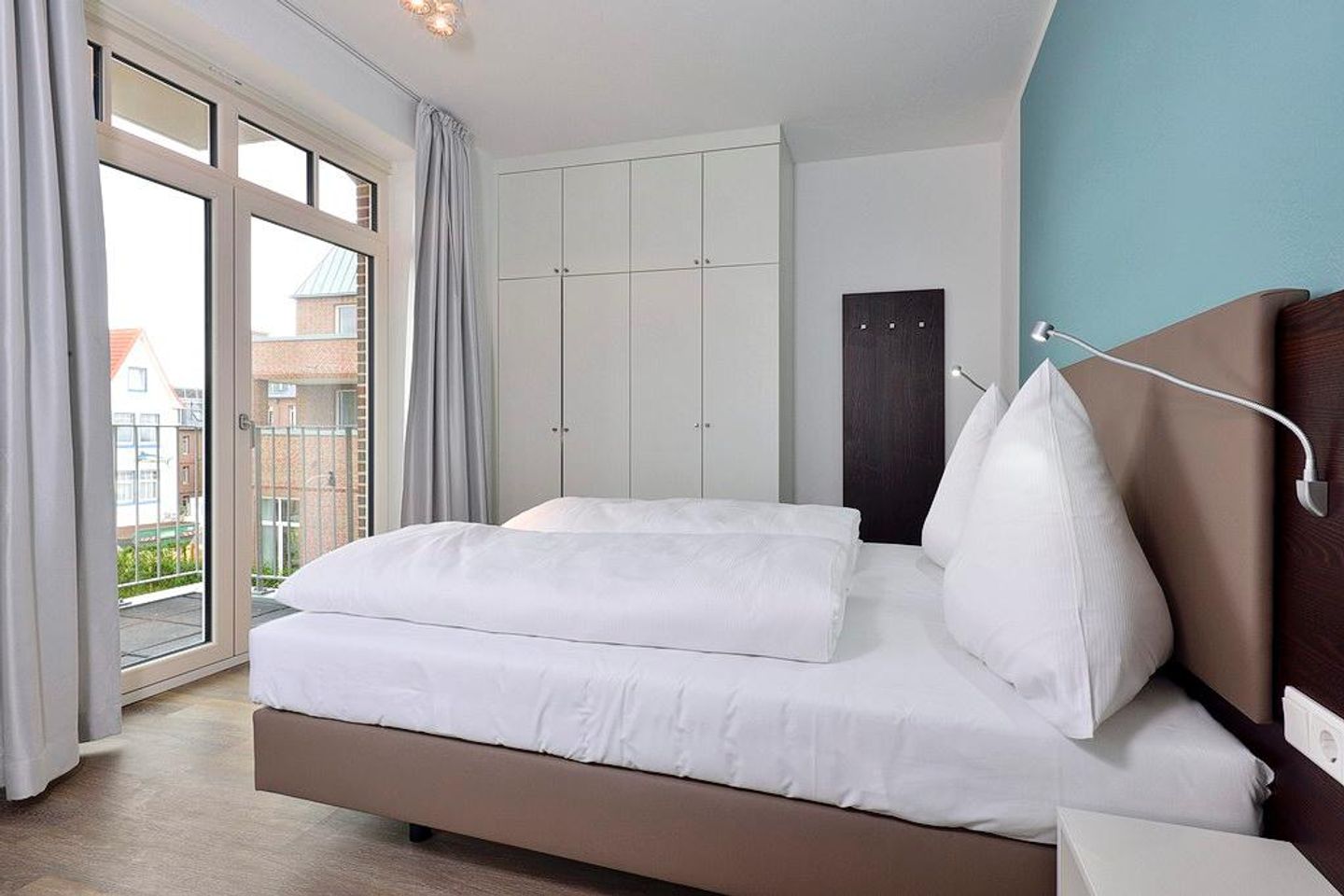 Aparthotel Anna Düne Aparthotel Anna Düne 1-25 Wangerooge - Schlafzimmer mit Doppelbett und Kleiderschrank