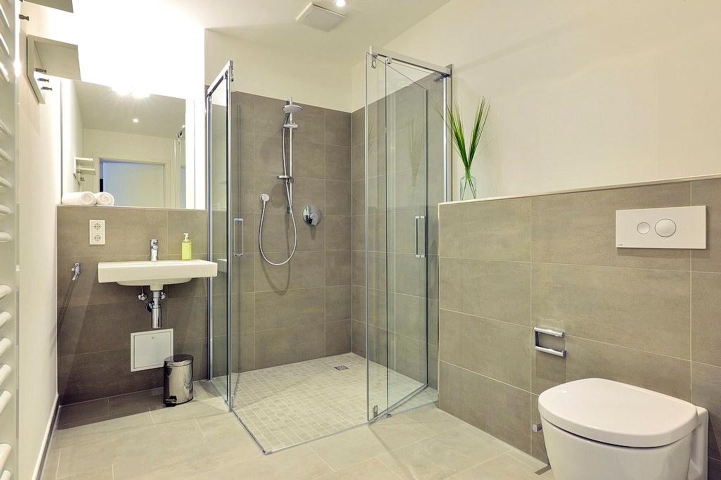 Aparthotel Anna Düne Aparthotel Anna Düne 1-25 Wangerooge - Badezimmer mit Dusche, WC und Waschtisch