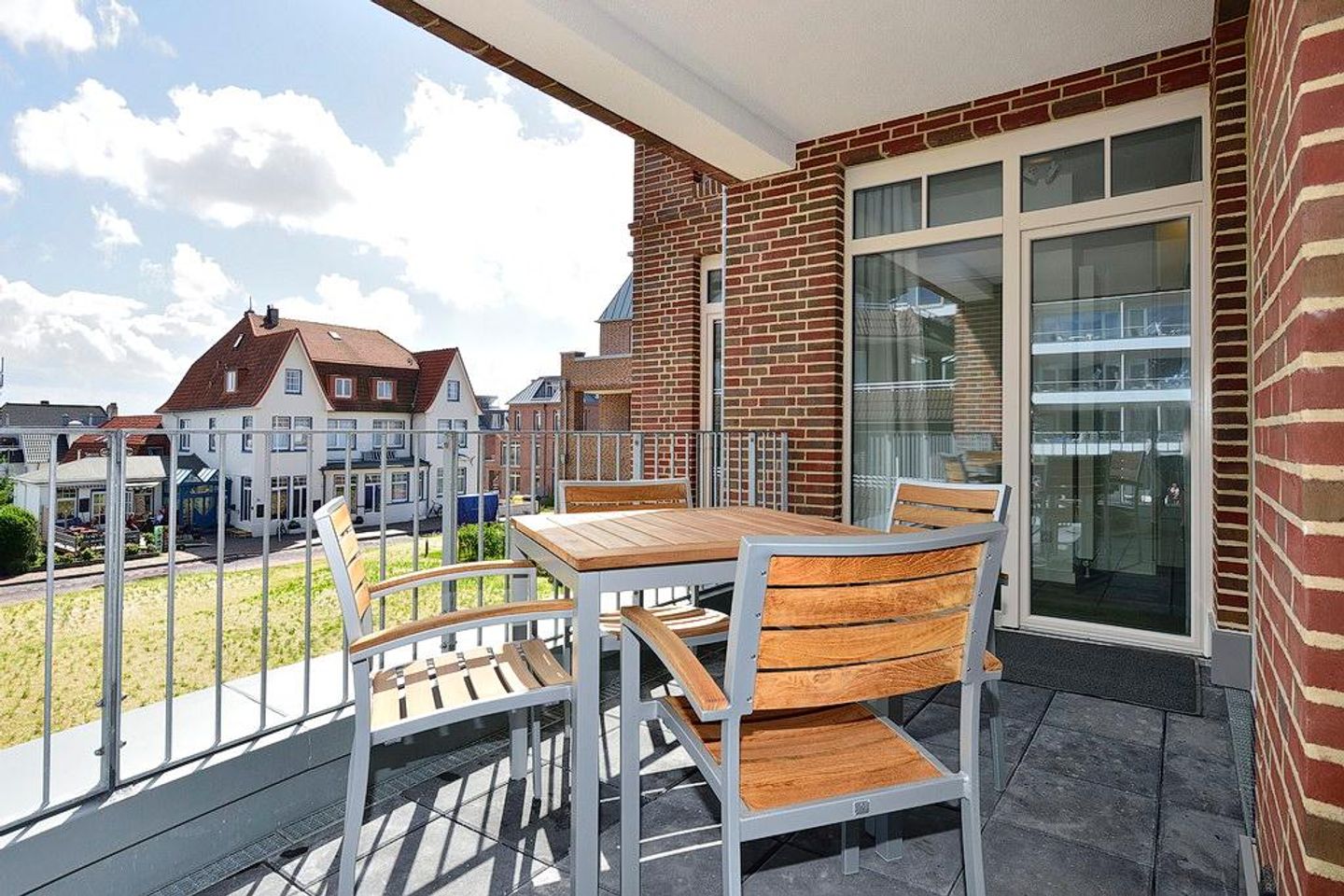 Aparthotel Anna Düne Aparthotel Anna Düne 1-25 Wangerooge - Terrasse mit Gartenmöbel