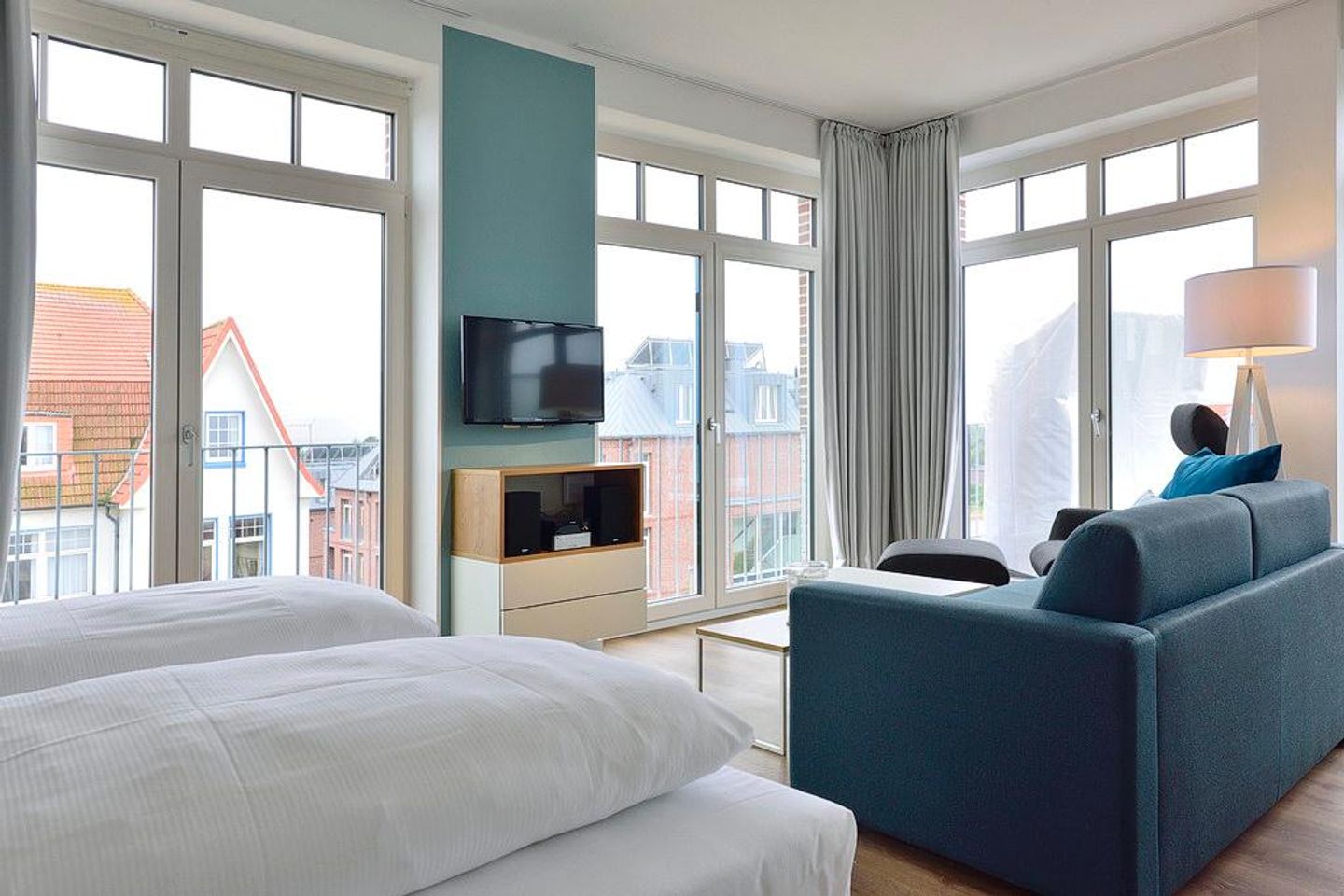 Aparthotel Anna Düne Aparthotel Anna Düne 2-27 Wangerooge - Wohn/ Essbereich mit Couch und Fernseher