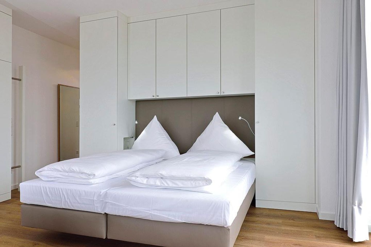 Aparthotel Anna Düne Aparthotel Anna Düne 2-27 Wangerooge - Schlafbereich mit Doppelbett