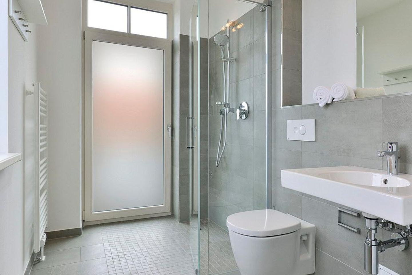 Aparthotel Anna Düne Aparthotel Anna Düne 2-27 Wangerooge - Badezimmer mit Dusche, WC und Waschtisch