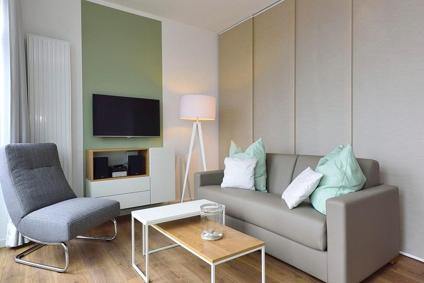 Aparthotel Anna Düne Aparthotel Anna Düne 2-28 Wangerooge - Wohn/ Essbereich mit Couch, Sessel und Fernseher