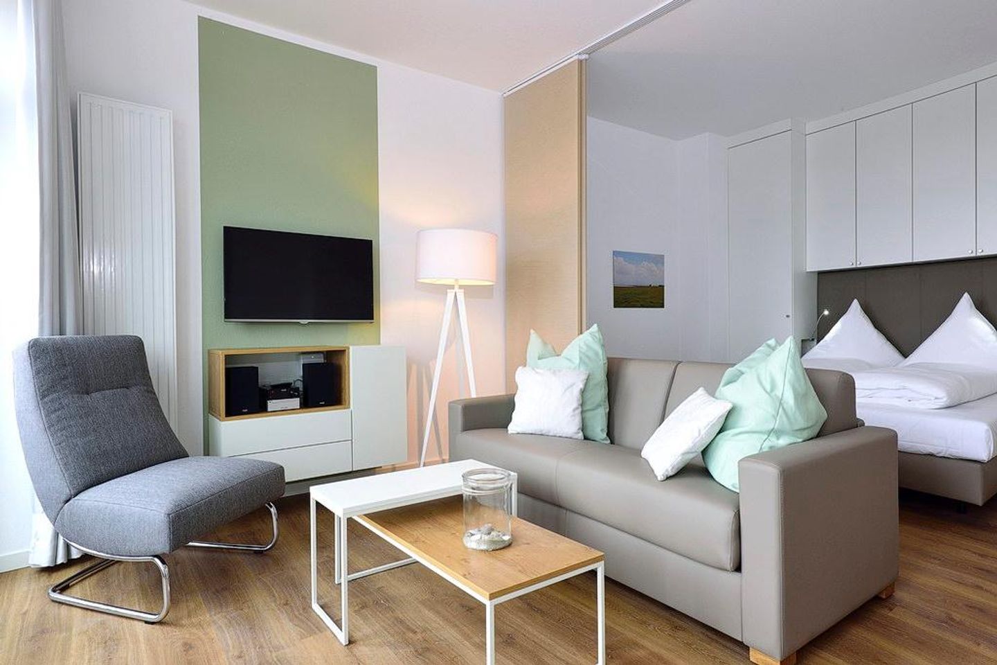 Aparthotel Anna Düne Aparthotel Anna Düne 2-28 Wangerooge - Wohn/ Essbereich mit Couch, Tisch und Fernseher