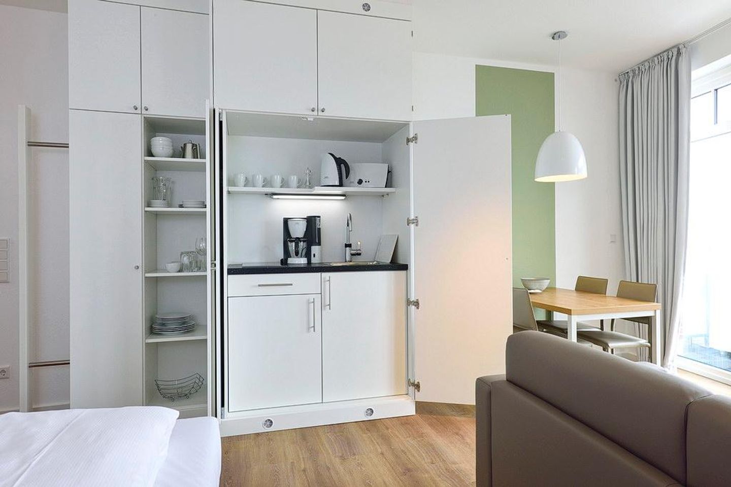 Aparthotel Anna Düne Aparthotel Anna Düne 2-28 Wangerooge - Wohnessbereich mit Küchenzeile und Esstisch