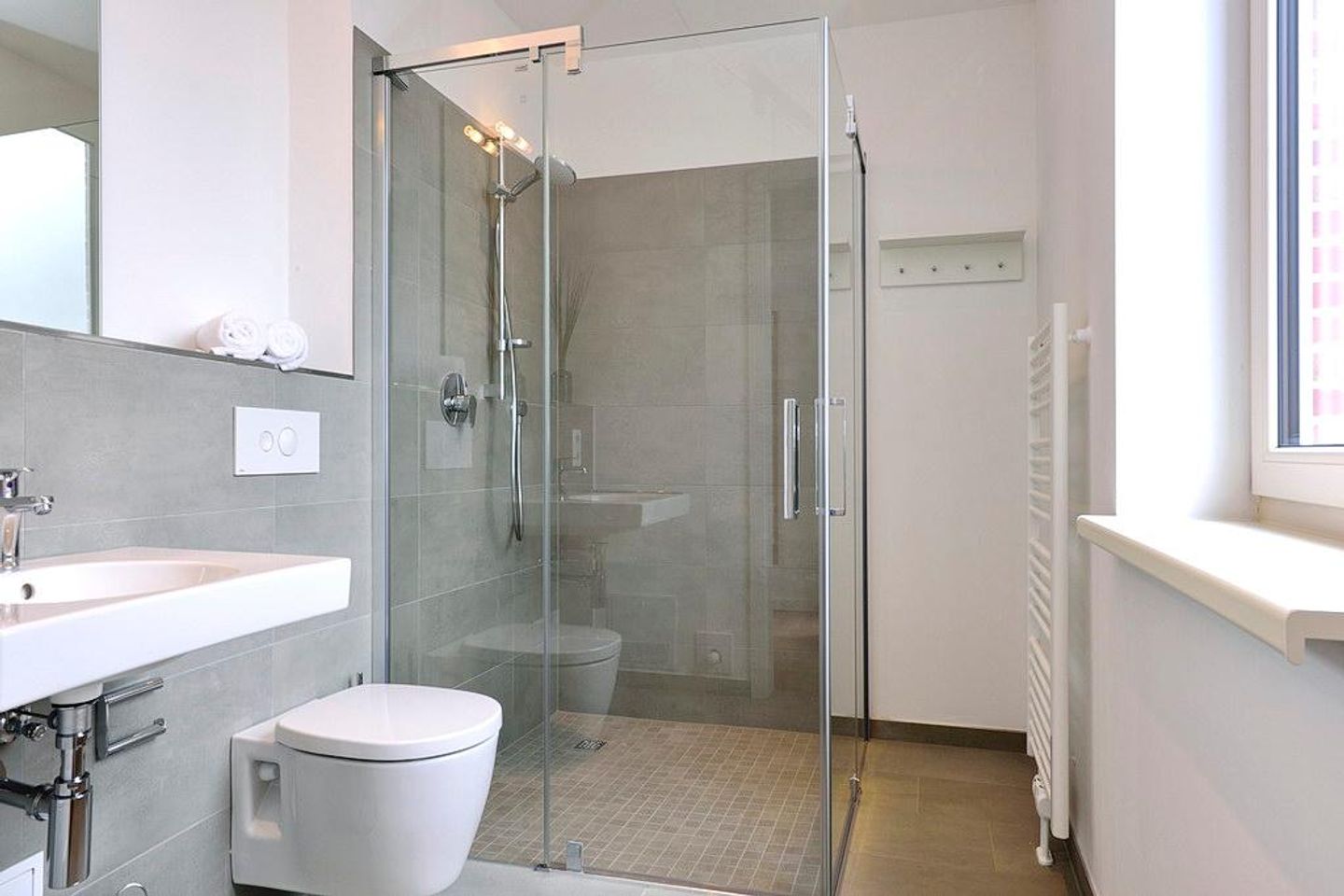 Aparthotel Anna Düne Aparthotel Anna Düne 2-28 Wangerooge - Badezimmer mit Dusche, WC und Waschtisch