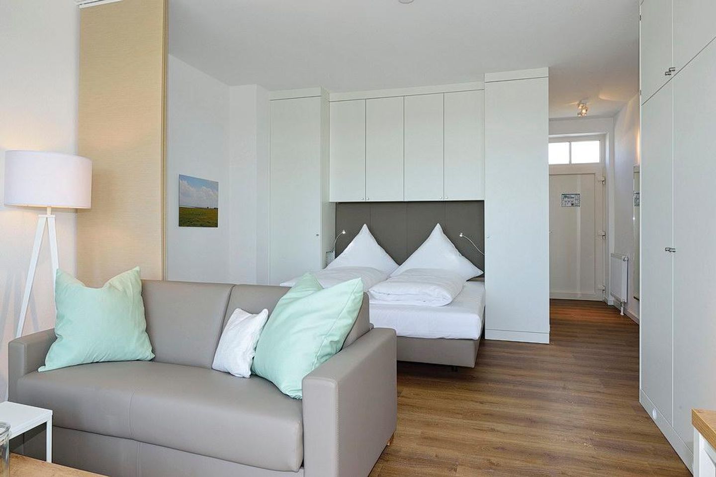 Aparthotel Anna Düne Aparthotel Anna Düne 2-28 Wangerooge - Wohn/ Essbereich mit Couch